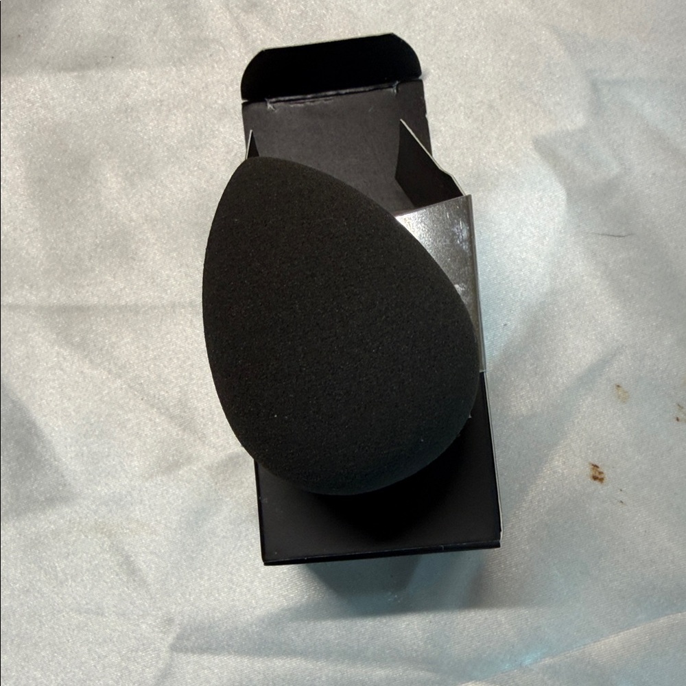 IL MAKIAGE Black and Silver Makeup Sponge Box - Picture 3 of 3